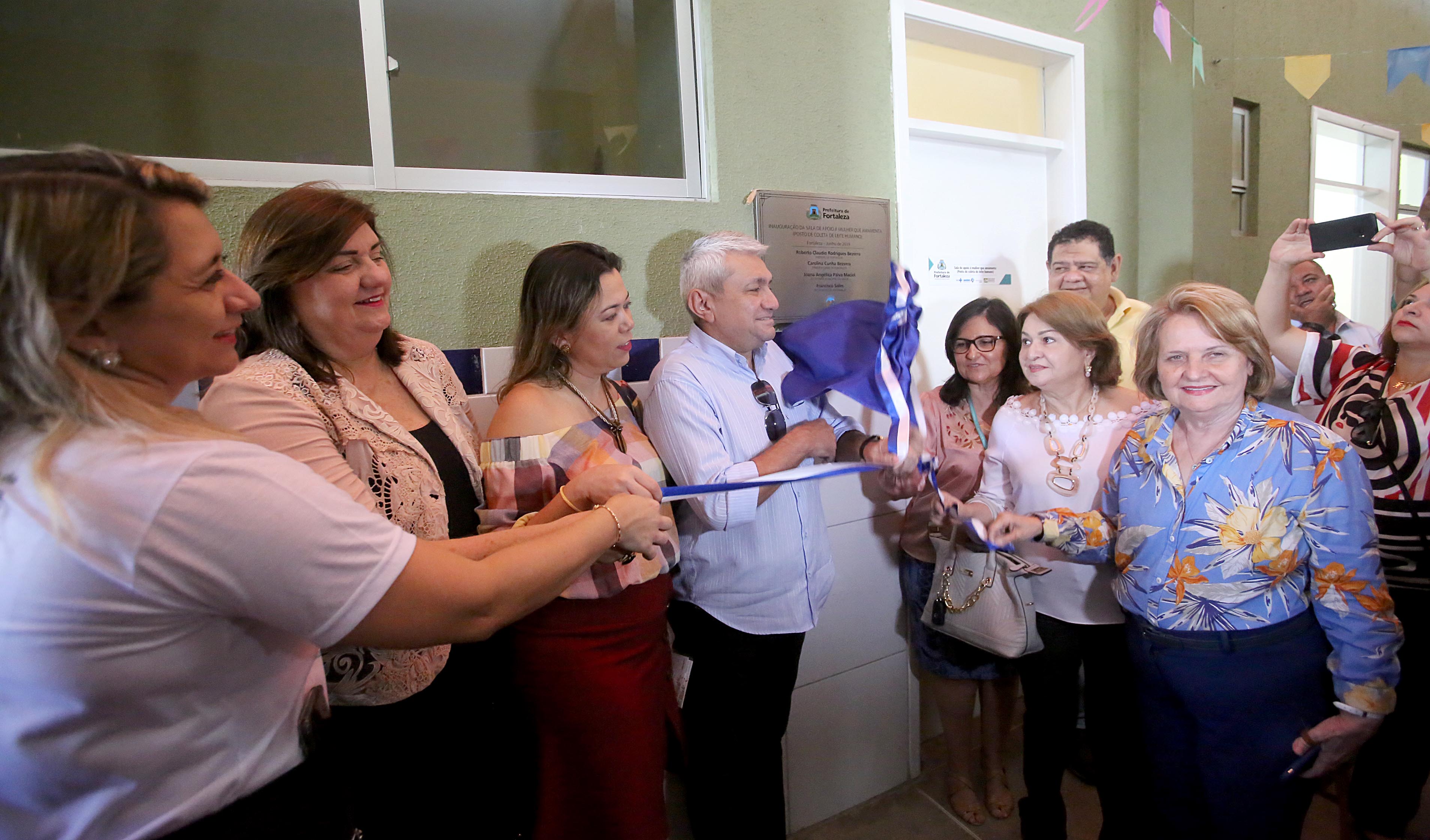 várias pessoas posando para a foto